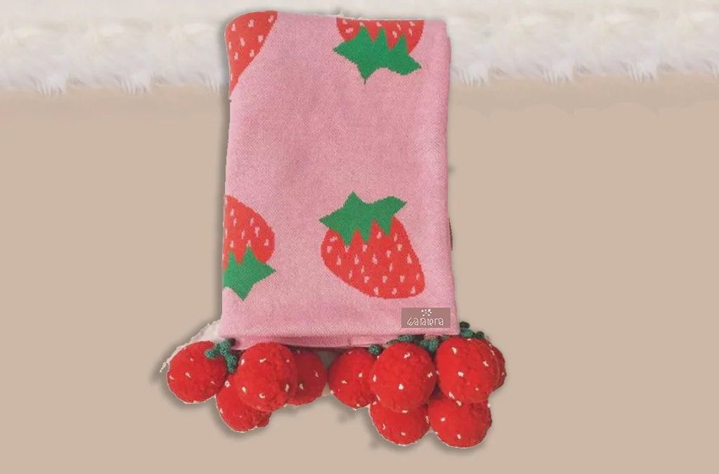 Cobija Fresas con Pompones, Rosa