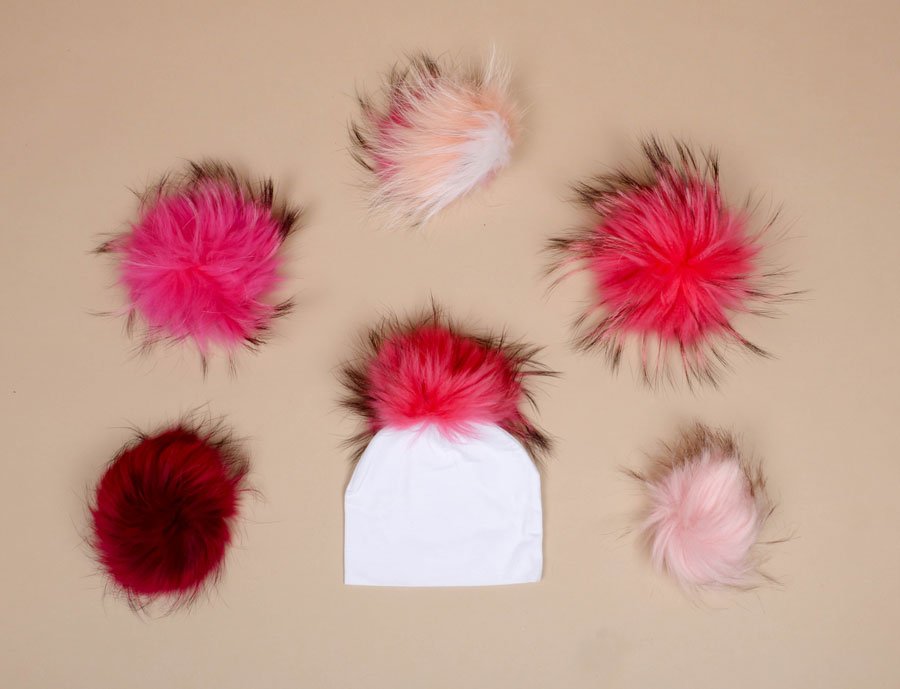 Gorrito de Terciopelo con Pompón - Imagen 5