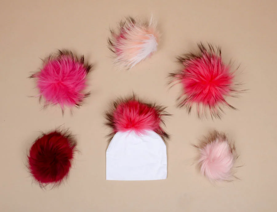 Gorrito de Terciopelo con Pompón - Imagen 5