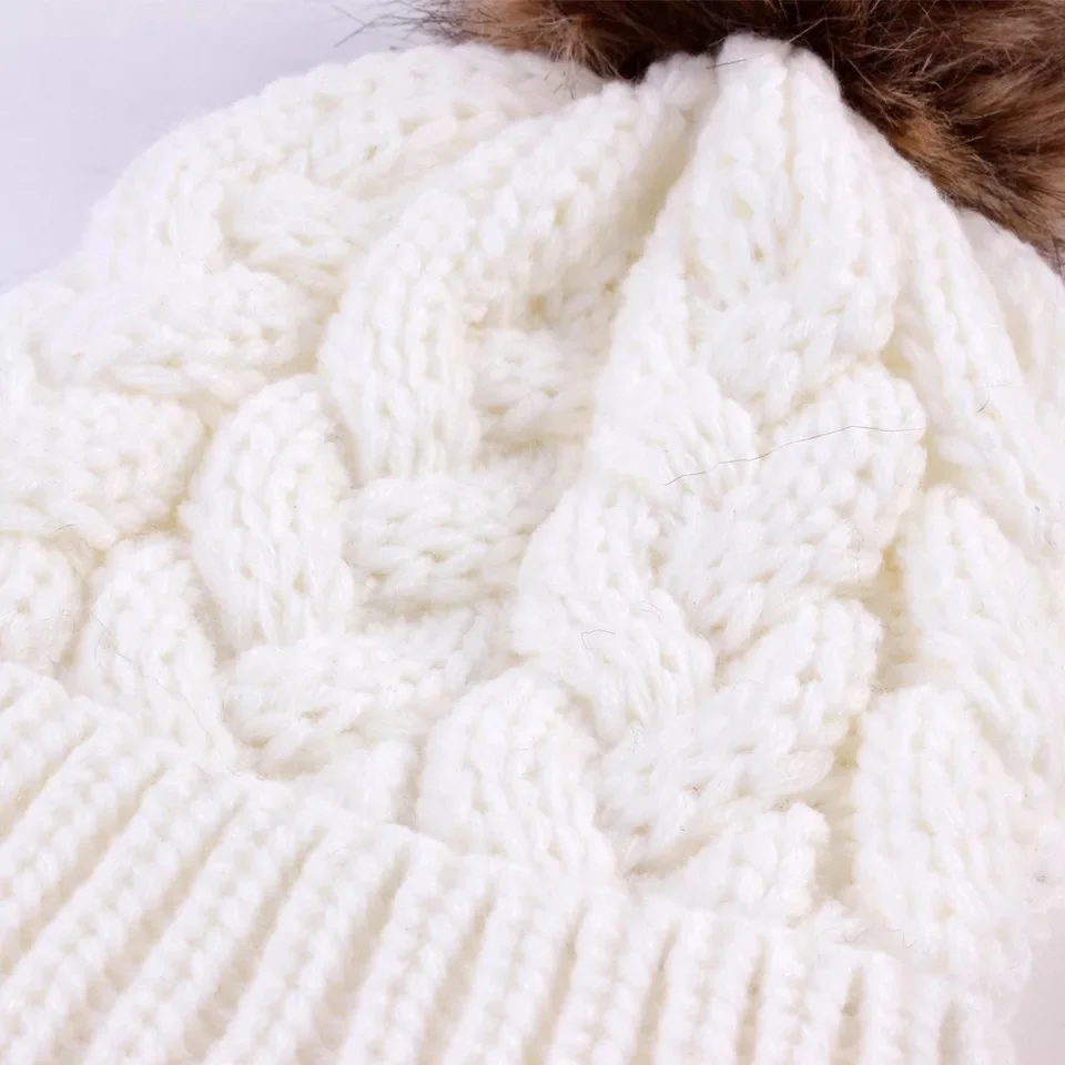 Gorrito Tejido con Pompón - Imagen 4