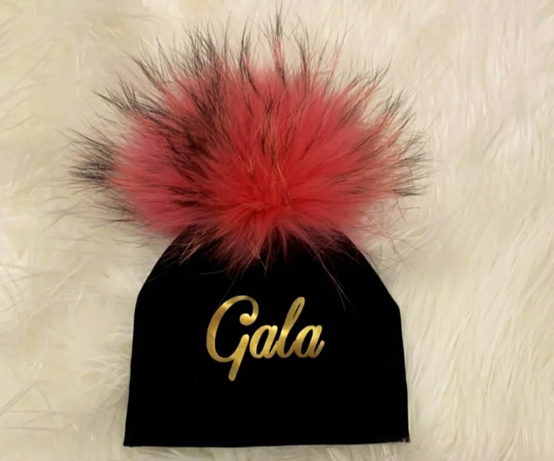 Gorrito de Terciopelo con Pompón - Imagen 7