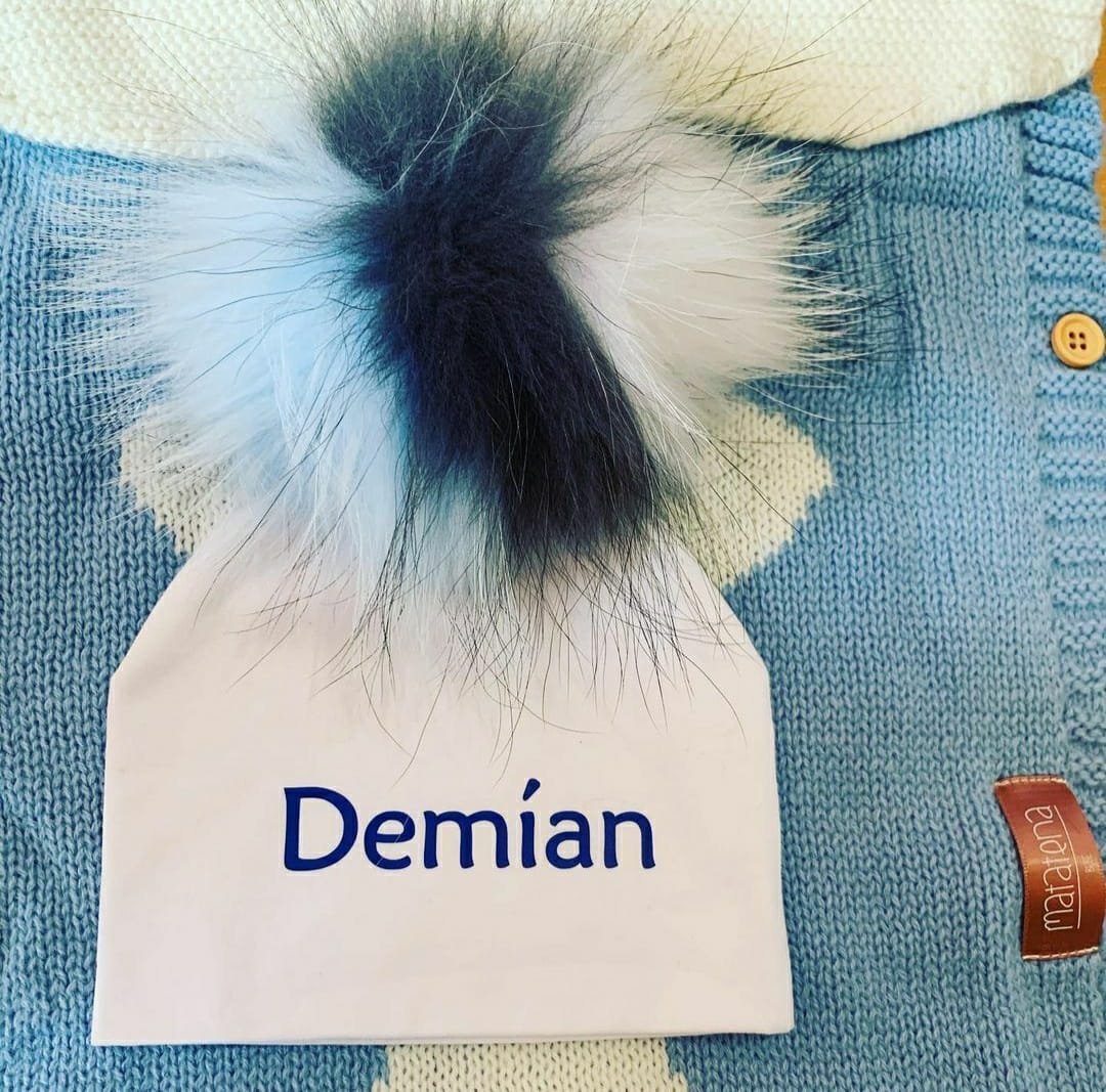 Gorrito de Terciopelo con Pompón - Imagen 6