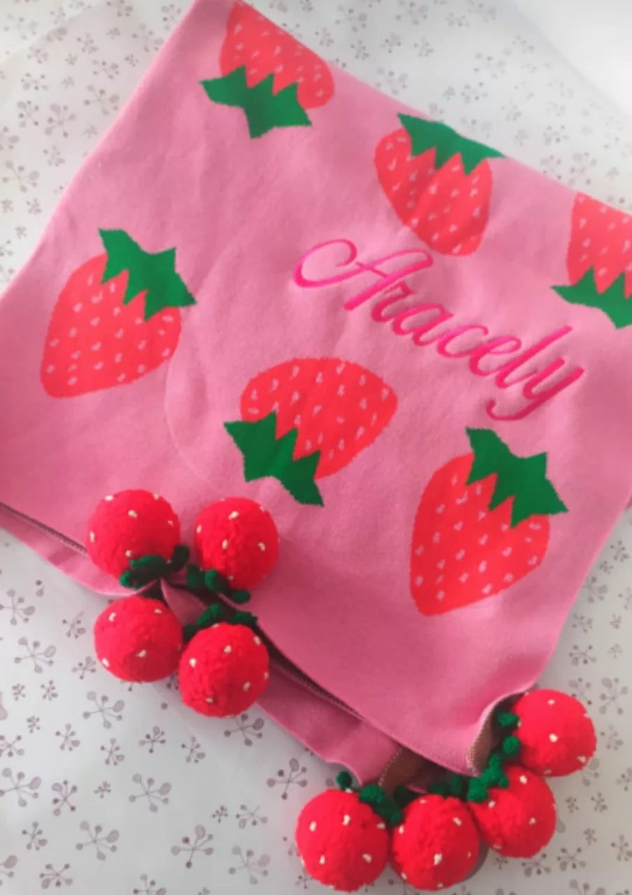 Cobija Fresas con Pompones, Rosa - Imagen 2