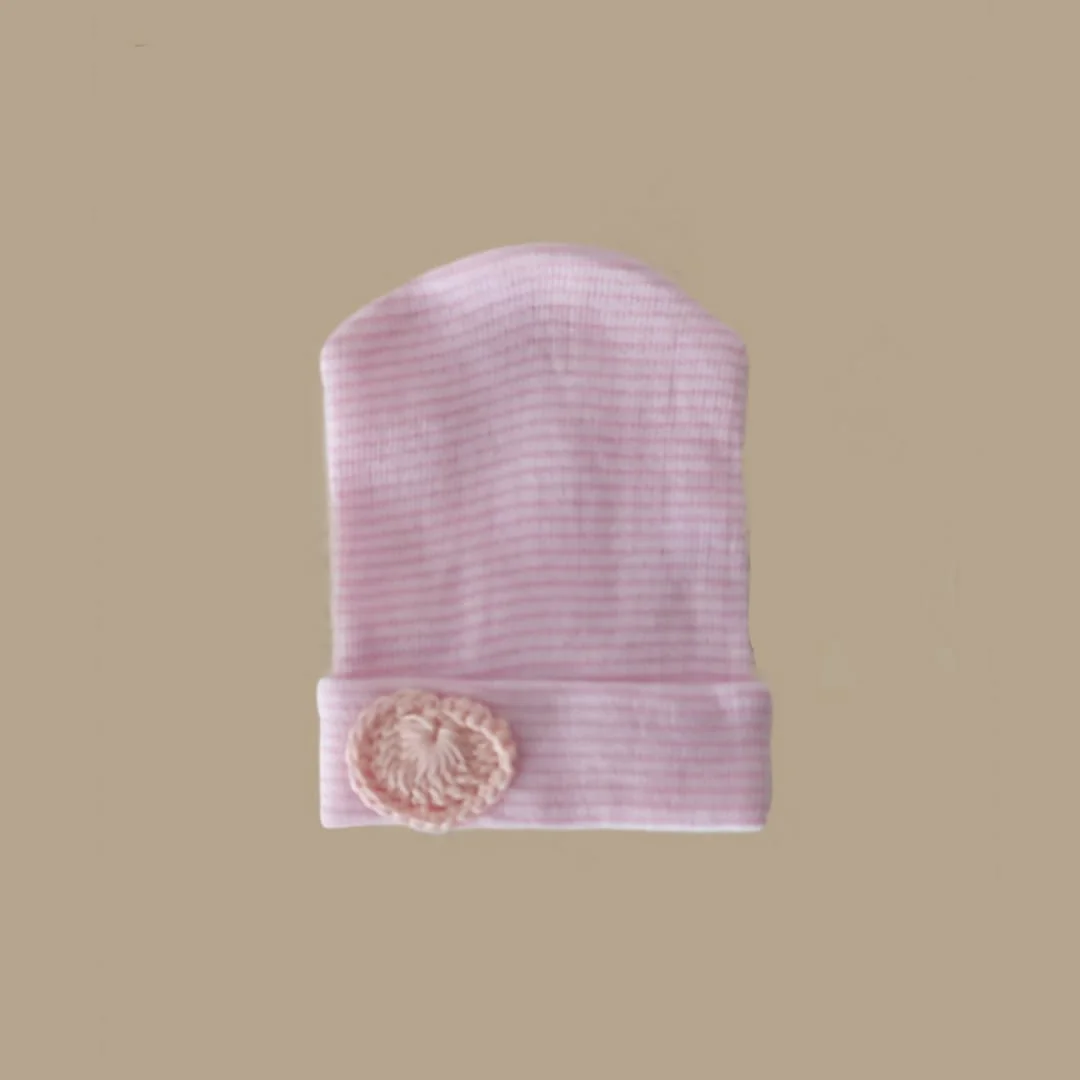 Gorrito Recién Nacido con Corazón Tejido - Imagen 3