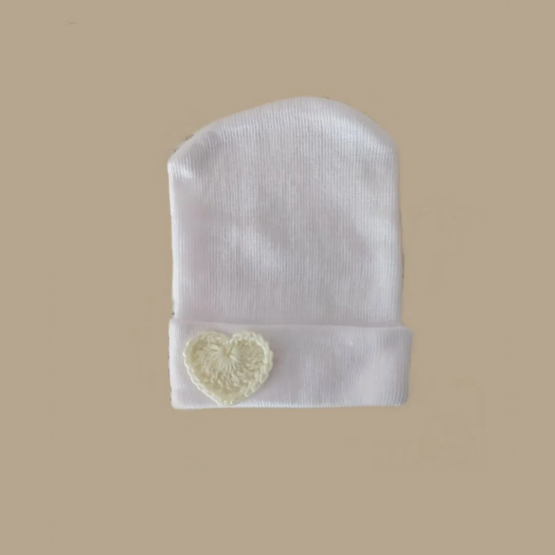 Gorrito Recién Nacido con Corazón Tejido - Imagen 2