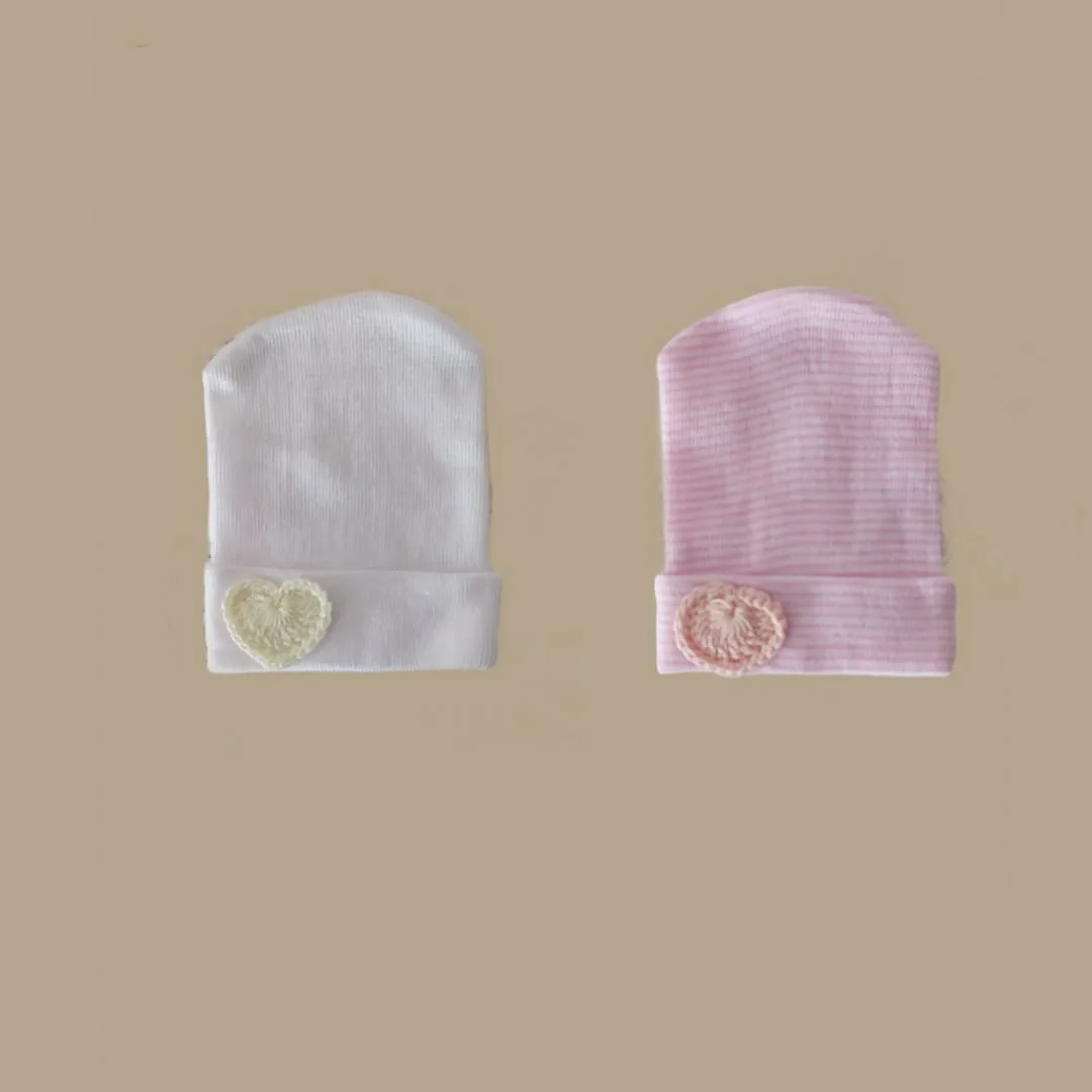 Gorrito Recién Nacido con Corazón Tejido