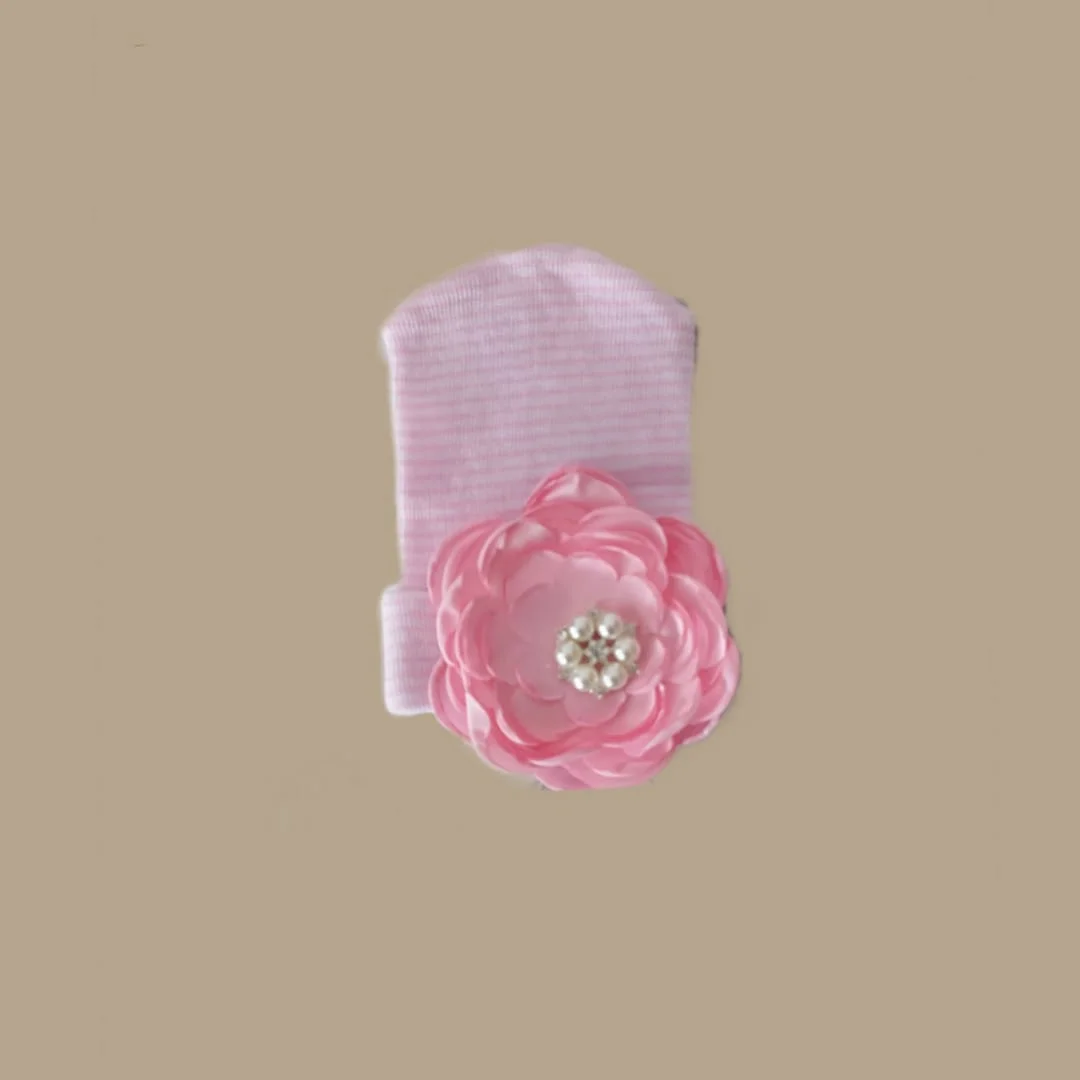 Gorrito Recién Nacida con Flor y Perlitas - Imagen 3