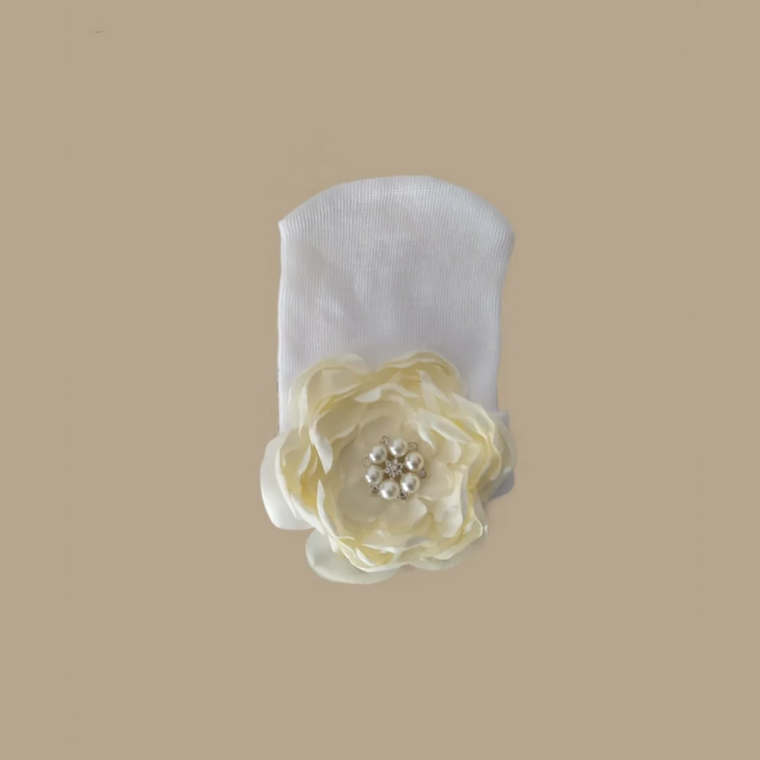 Gorrito Recién Nacida con Flor y Perlitas - Imagen 2