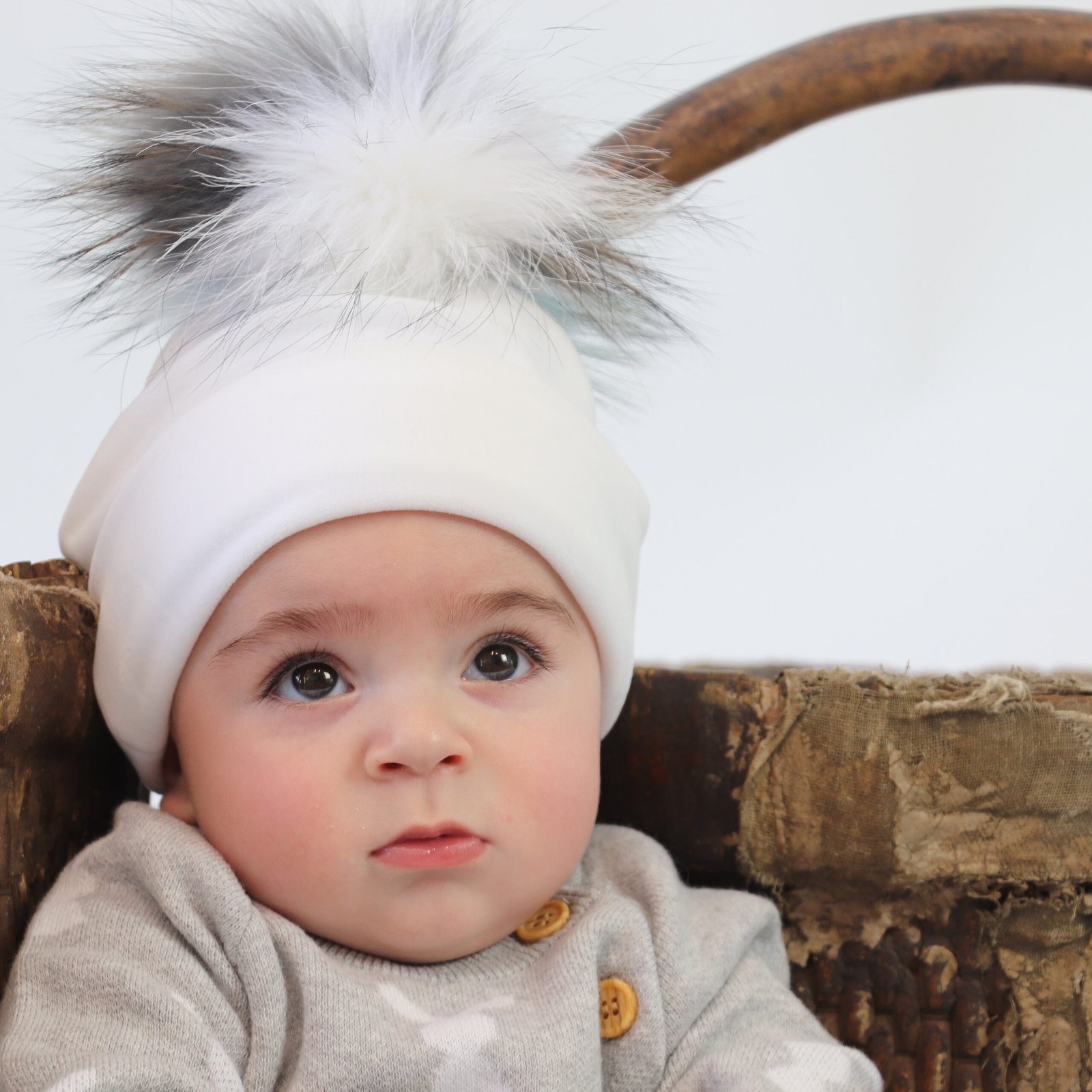 Gorrito de Terciopelo con Pompón