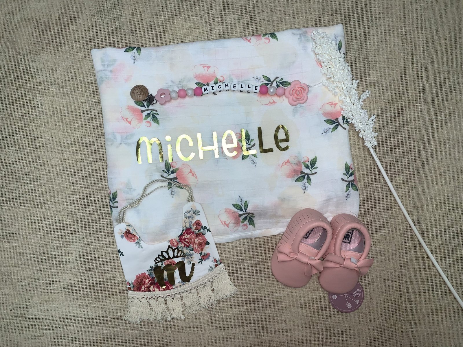 Babero Reversible de Flores y Flecos, Blanco y Rosa - Imagen 2