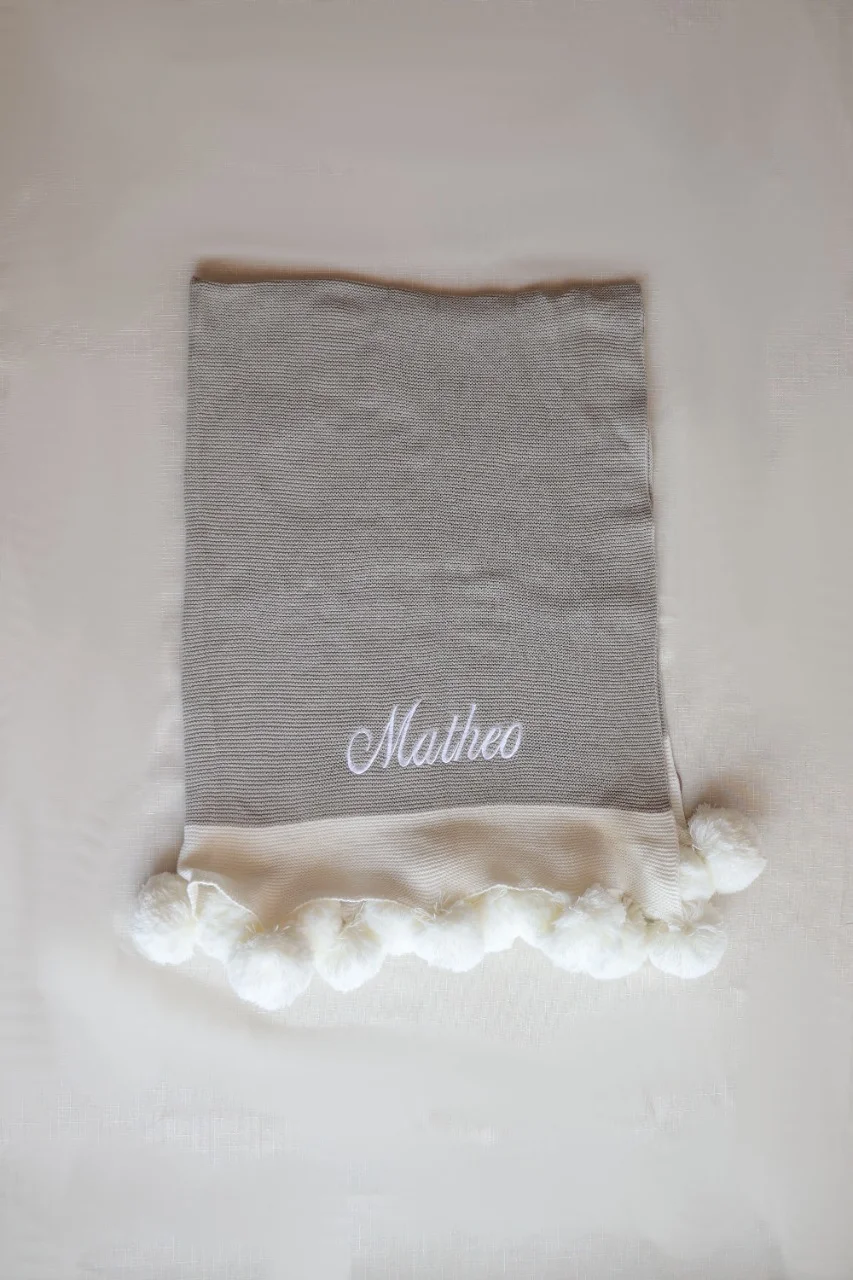 Cobija Pompones, Gris