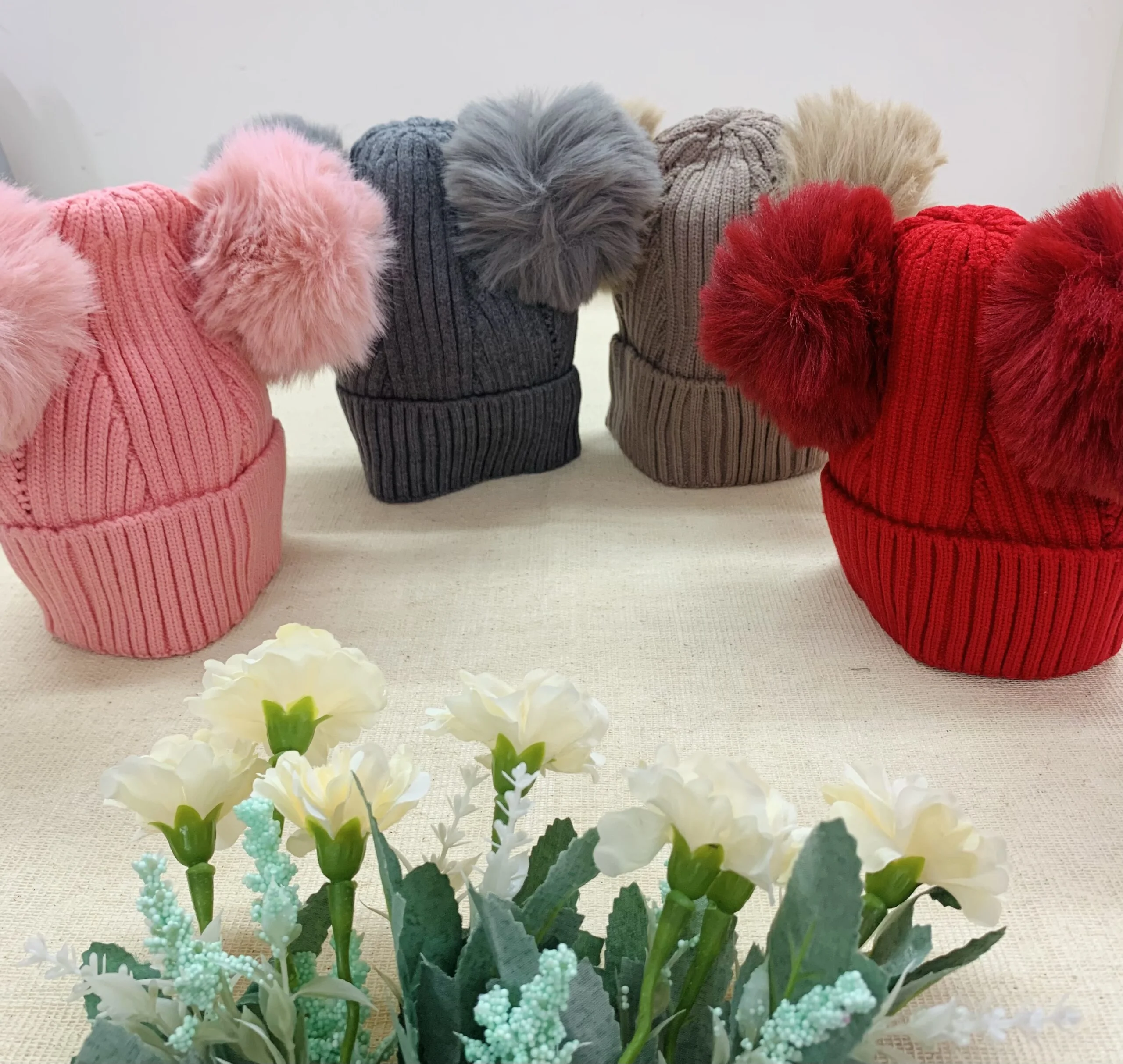 Gorrito Tejido con Dos Pompones