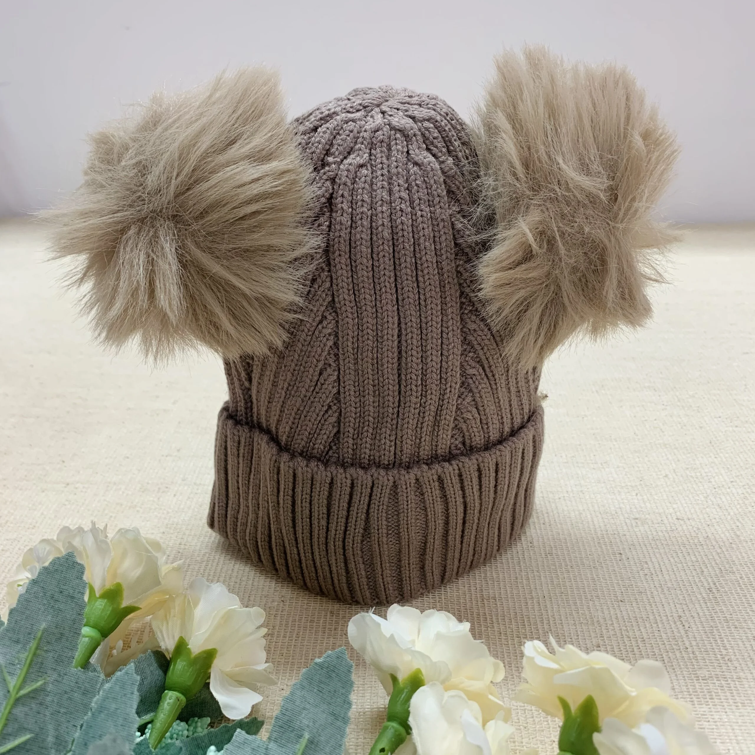 Gorrito Tejido con Dos Pompones - Imagen 4