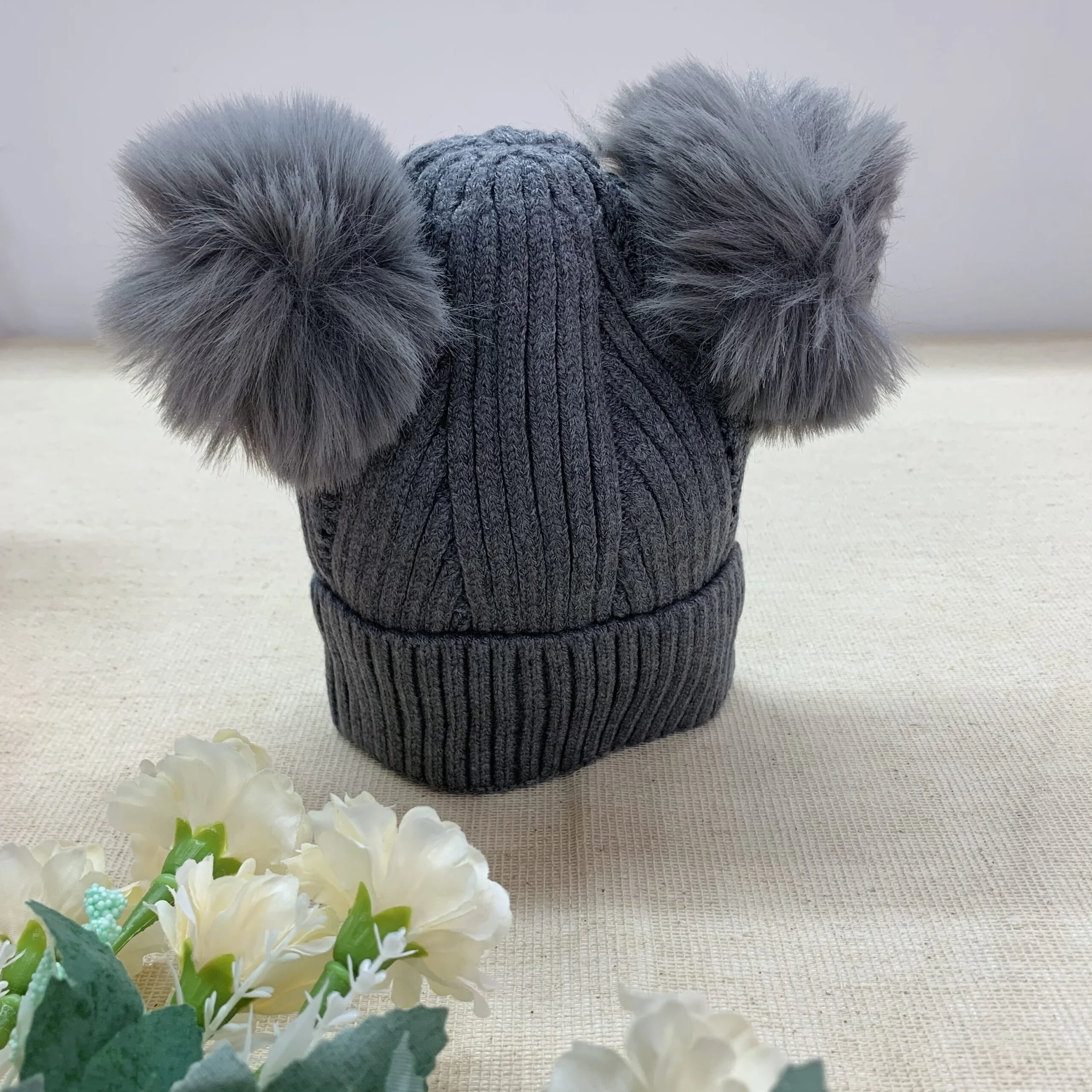 Gorrito Tejido con Dos Pompones - Imagen 3