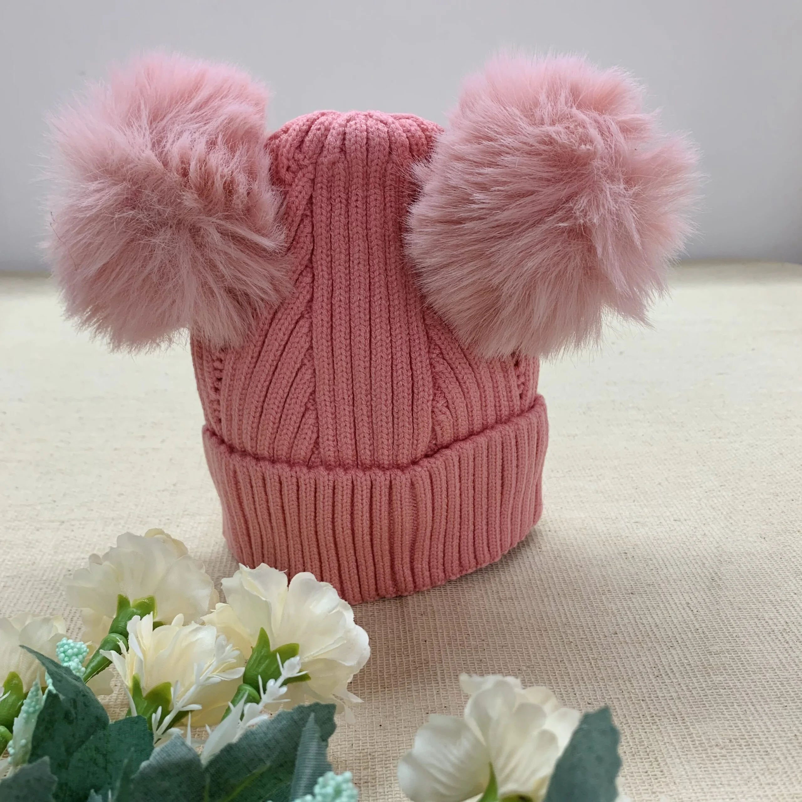 Gorrito Tejido con Dos Pompones - Imagen 2