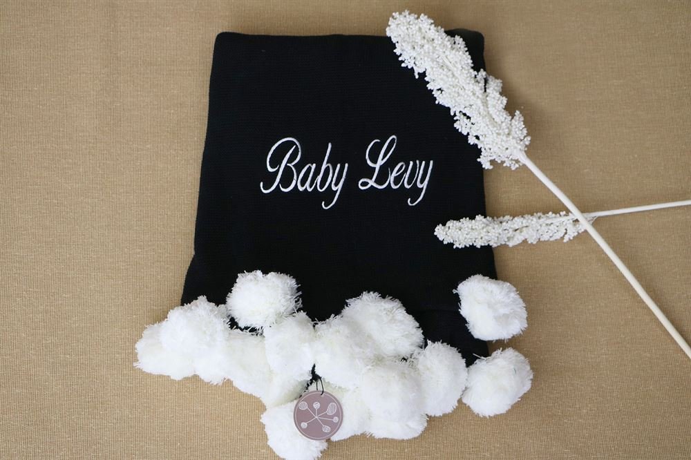 Cobija Pompones, Negro