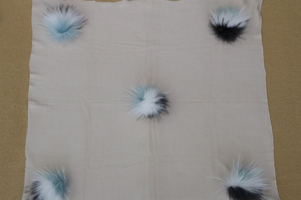 Cobija Tejido Natural con broches para Pompones, Gris