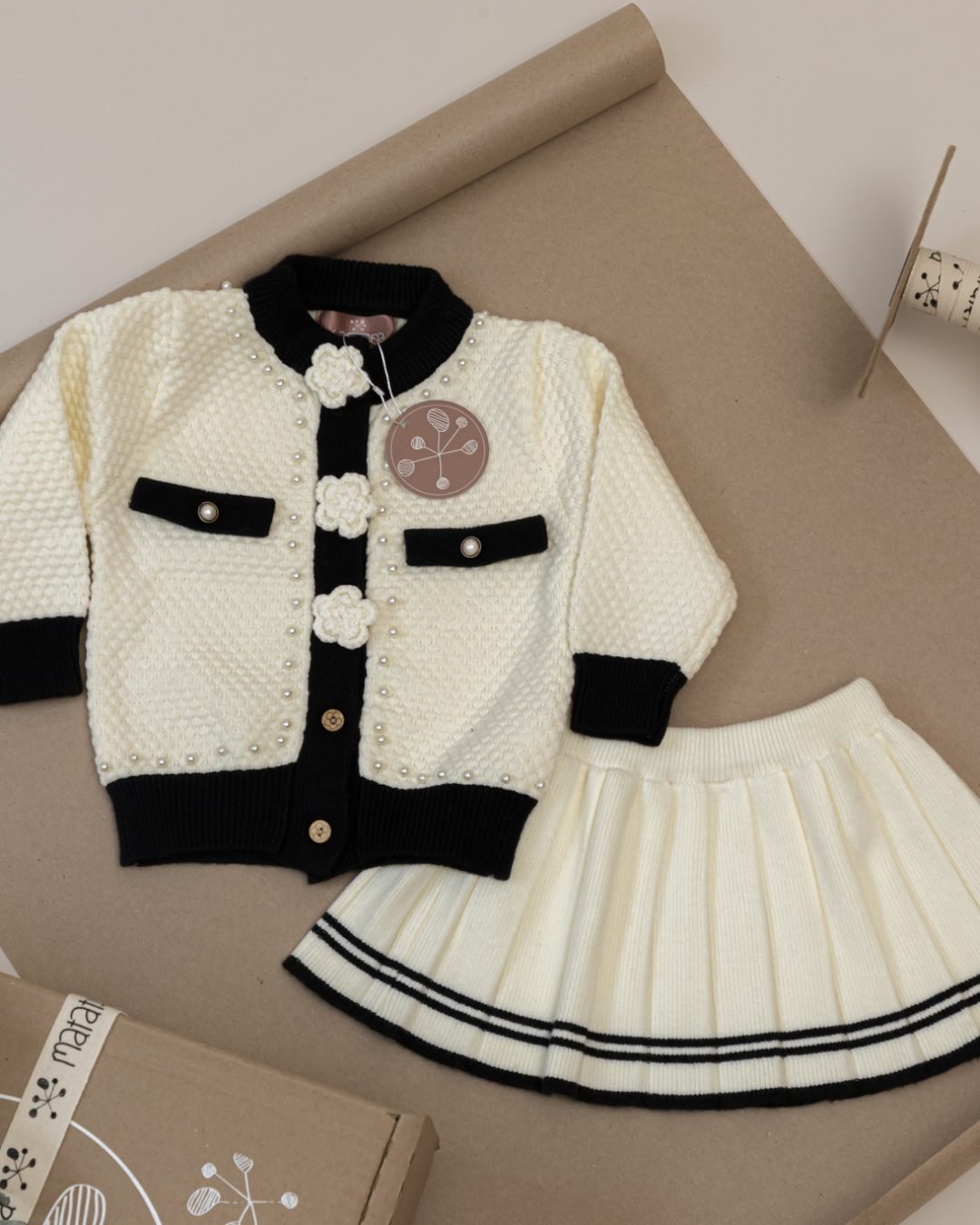 Conjunto Falda Plisada y Flores, Negro/Hueso 4